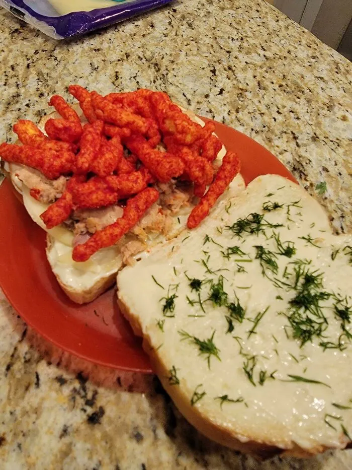 El sándwich de atún con jalapeños y queso picante, que es el plato preferido de mi novio. Eneldo fresco para realzar.