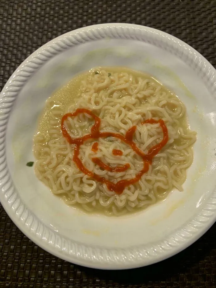 Ramen con "arte" de Mickey Mouse de sriracha que mi novio hizo para mí anoche
