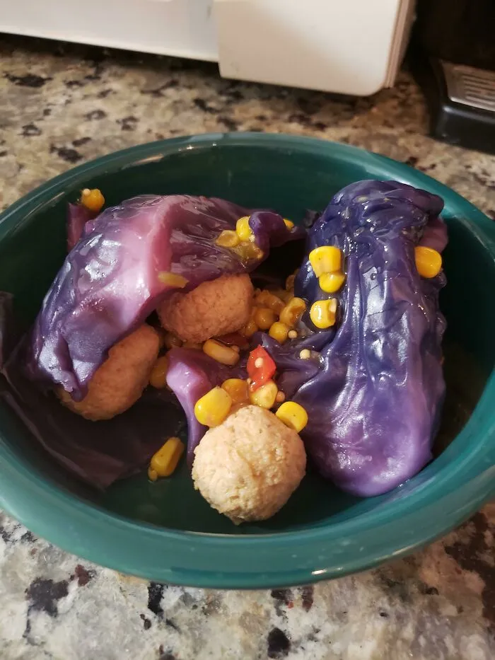 Mi novio hizo esta cena para sí mismo: Col, albóndigas previamente congeladas, salsa de maíz picante. Esto es algo habitual