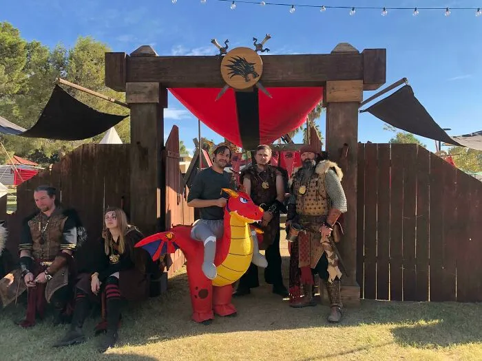 Como las mujeres en Halloween, hay dos tipos de hombres en la Feria Renacentista
