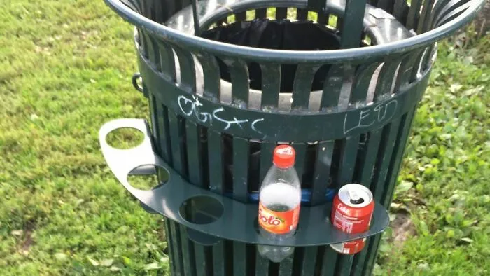 En Noruega, se obtiene un poco de dinero al reciclar botellas y latas. La gente pobre, las personas sin hogar, etc. suelen recolectarlas. Muchos botes de basura aquí tienen estos soportes alrededor, para que la gente no tenga que buscar entre la basura para encontrarlas