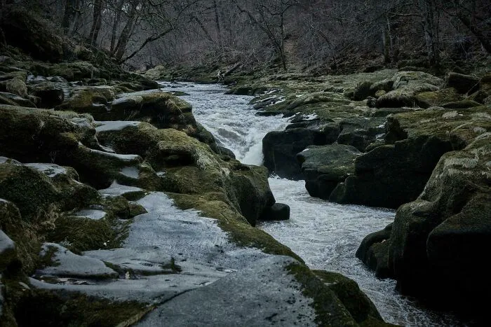 El arroyo más mortífero del mundo: parece normal, pero por debajo está lleno de cuevas de aguas poderosas y rápidas que te arrastrarán hacia abajo. Tasa de mortalidad del 100%