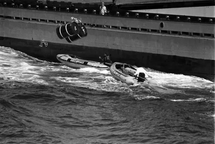 Greenpeace intenta impedir que se viertan residuos radiactivos en el océano, 1982