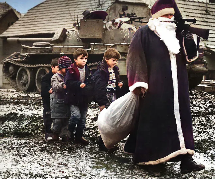 Santa Claus con los niños durante la Guerra de Independencia de Croacia. Vukovar, 1992 (coloreada)