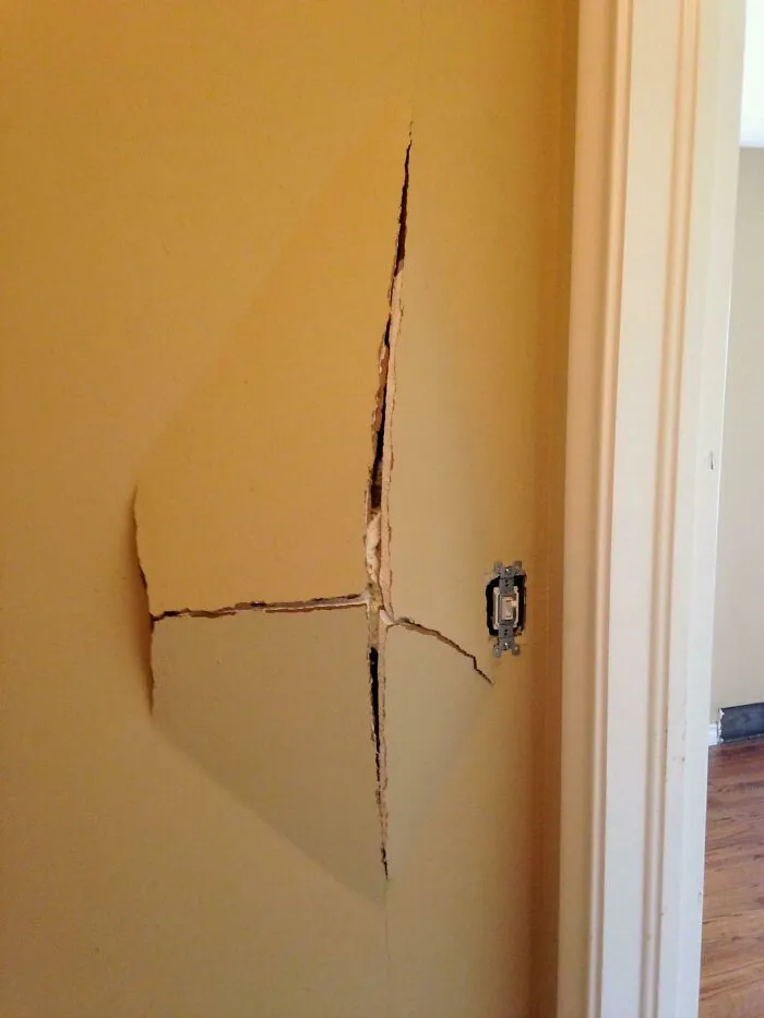 Puede que haya utilizado demasiado aislamiento de espuma en spray para rellenar un agujero en el otro lado de esta pared