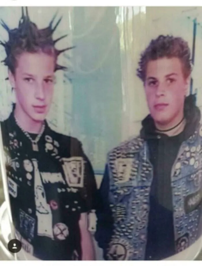 Foto de mi hermano y yo en la taza favorita de nuestra abuela. 1998