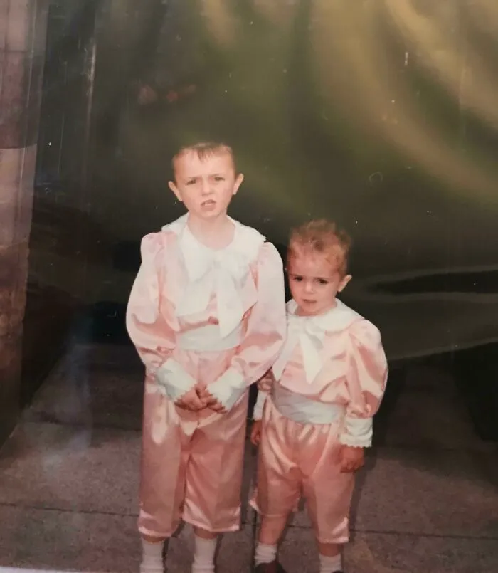 Mi madre encargó a alguien que hiciera estos trajes para una boda familiar. Por cierto, somos varones