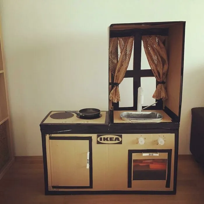 Material 100% reciclado, un poco de silicona, cinta adhesiva, la imaginación de un padre y una niña feliz