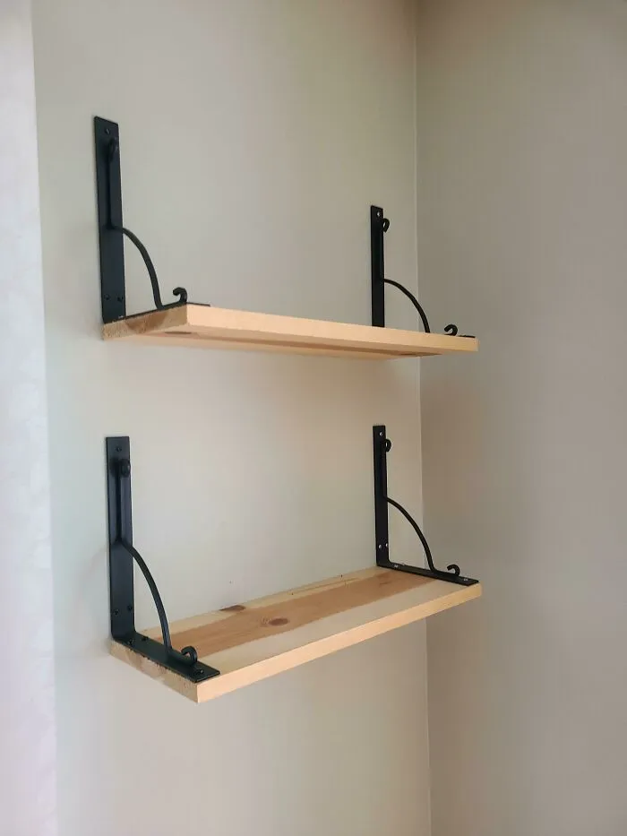 Un truco simple. Puse los estantes Elby Hall al revés para poder usar los soportes para los libros