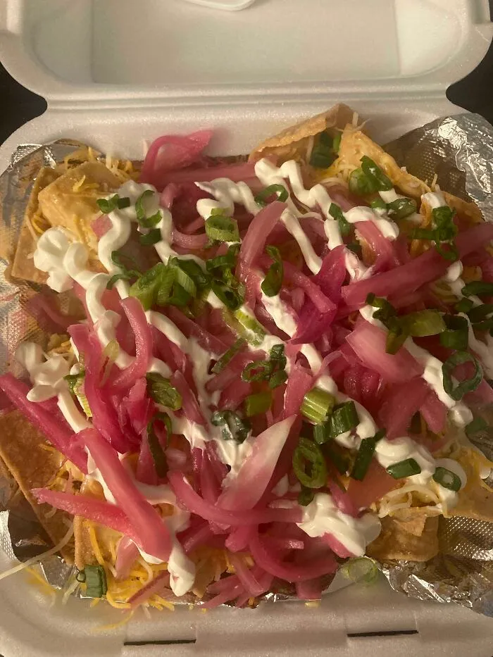 Pedí cebollas encurtidas extra para mis nachos. Ni siquiera puedo ver lo que hay debajo de ellas