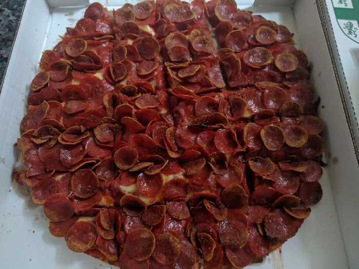¿Les gustaría un poco de pizza para acompañar el pepperoni?