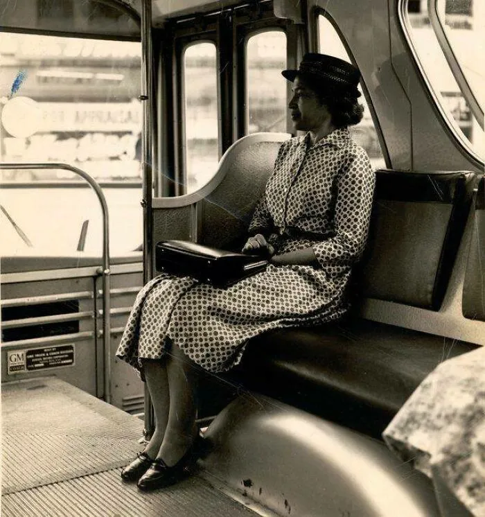 Rosa Parks sentada en la parte delantera de un autobús tras el fin de la segregación racial por parte de la empresa de transporte, alrededor de 1965