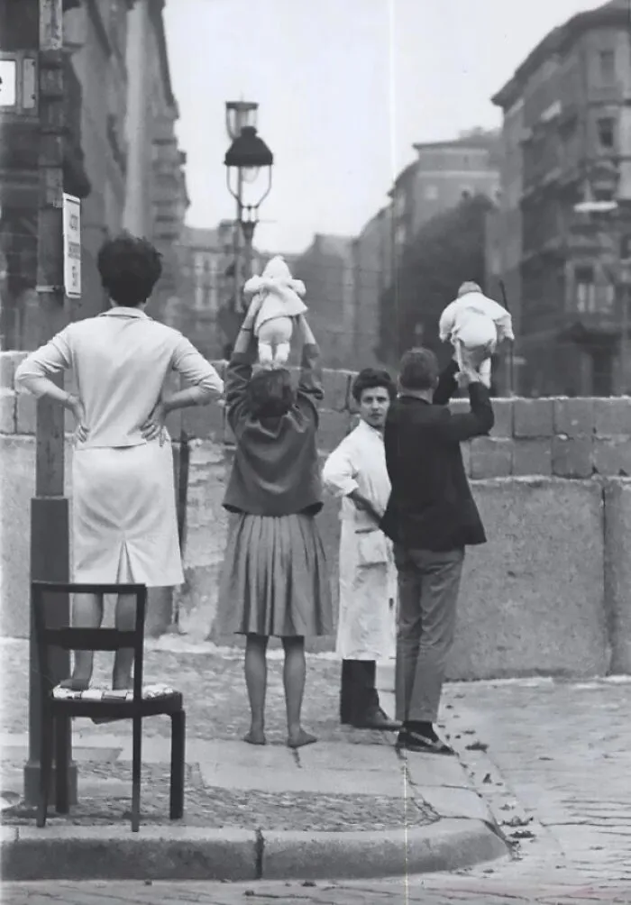 Residentes de Berlín Occidental muestran sus hijos a los abuelos que viven en Berlín Oriental, 1961
