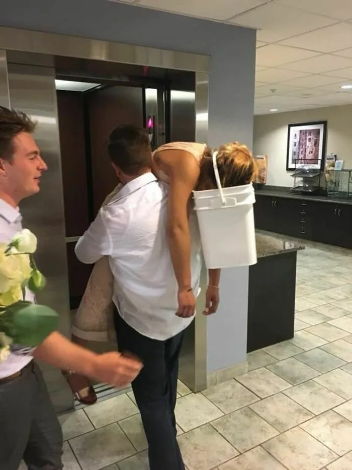 El sueño de toda chica es que la carguen en su noche de bodas 