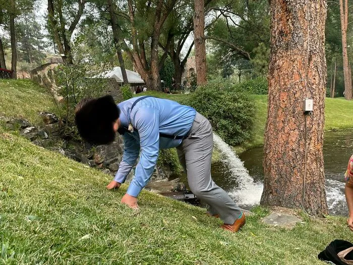 Mi mejor amigo y yo hicimos una sesión de fotos en la boda de un amigo. Esta fue mi favorita 