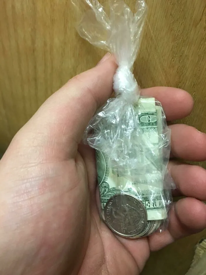 Estaba oscuro, me dio esto como propina y traté de "actuar con calma" porque realmente pensé que me habían dado una propina de drogas