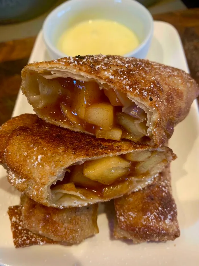 Rollitos de huevo con tarta de manzana y salsa de caramelo y vainilla
