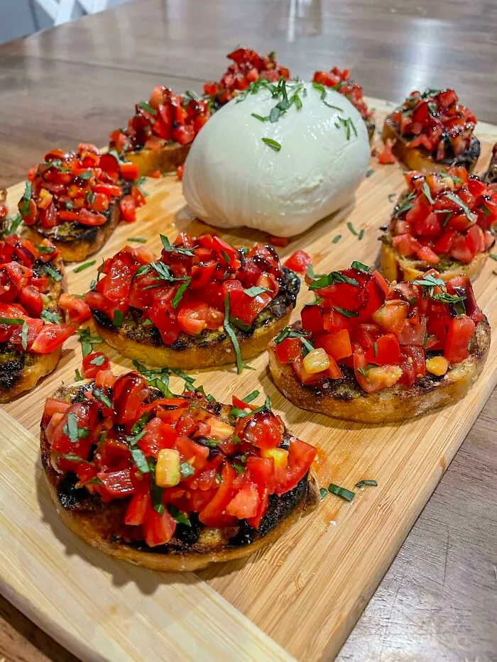 Bruschetta sobre Ciabatta al horno con pesto y albahaca