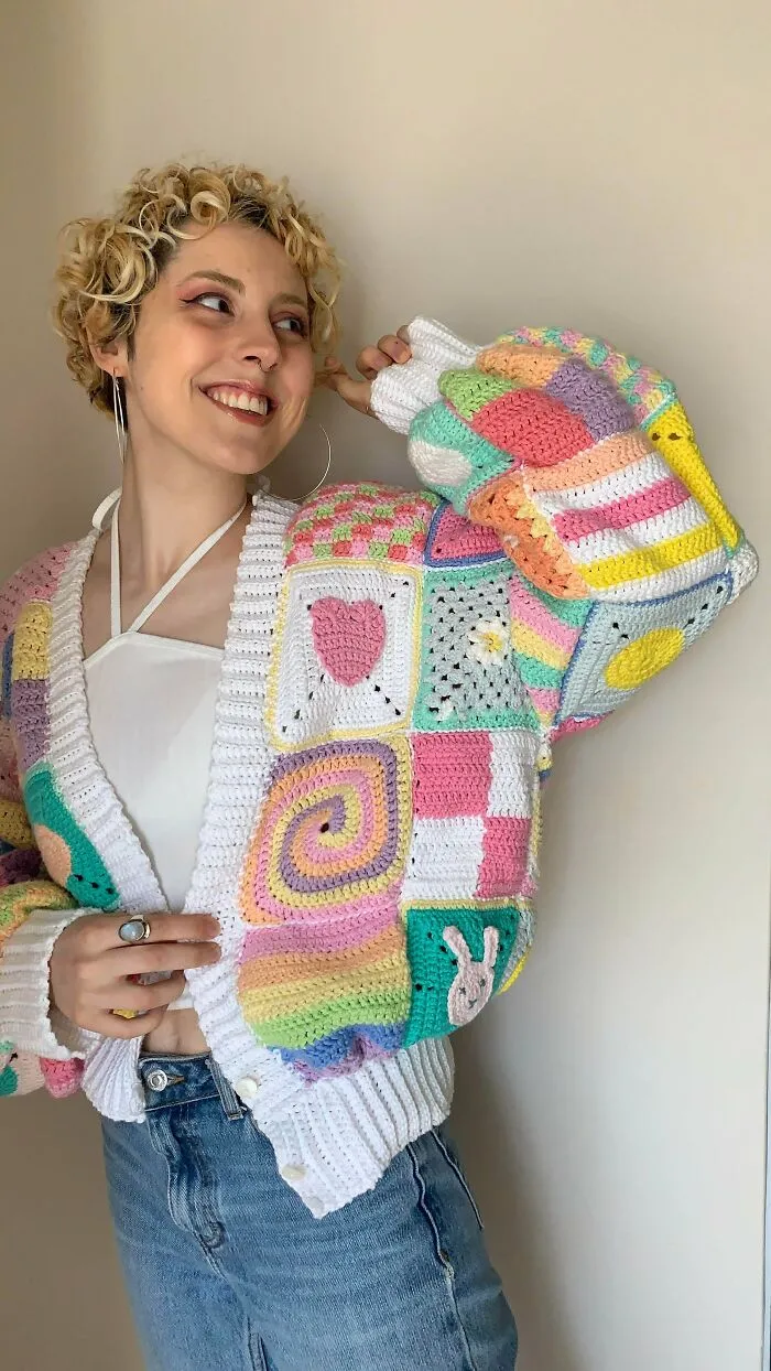 ¡Mi primera chaqueta hecha con ganchillo está terminada! Empecé a tejer hace 9 meses y este es mi diseño propio