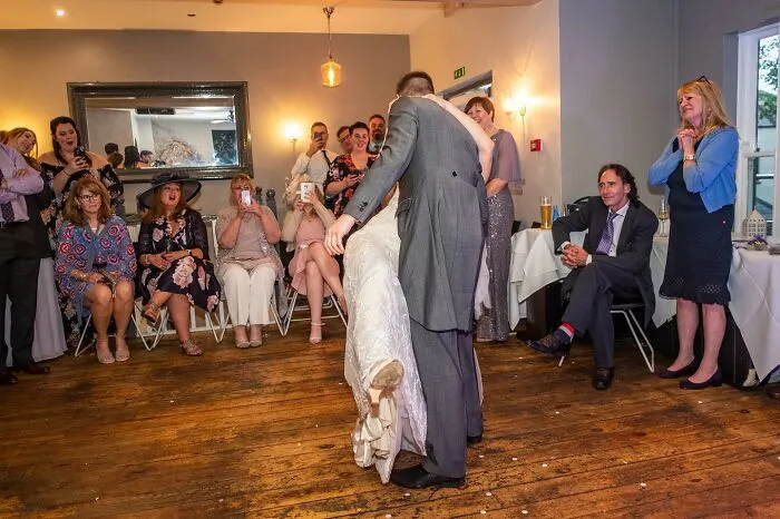 30 Honest Wedding Photos By Ian Weldon That Are As Funny As They Are Chaotic (New Pics)