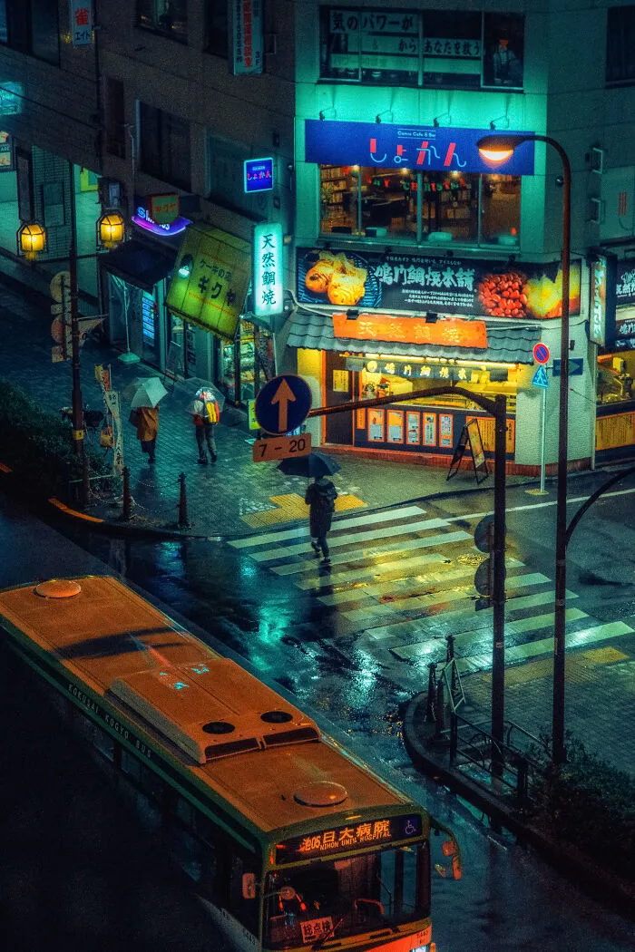 Exploré los callejones nocturnos de Tokio bajo las luces de neón y estas son 30 de las imágenes que tomé