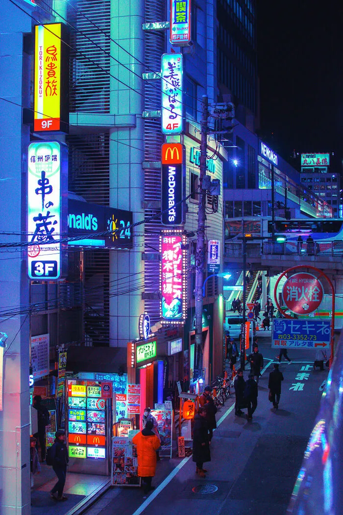 Exploré los callejones nocturnos de Tokio bajo las luces de neón y estas son 30 de las imágenes que tomé