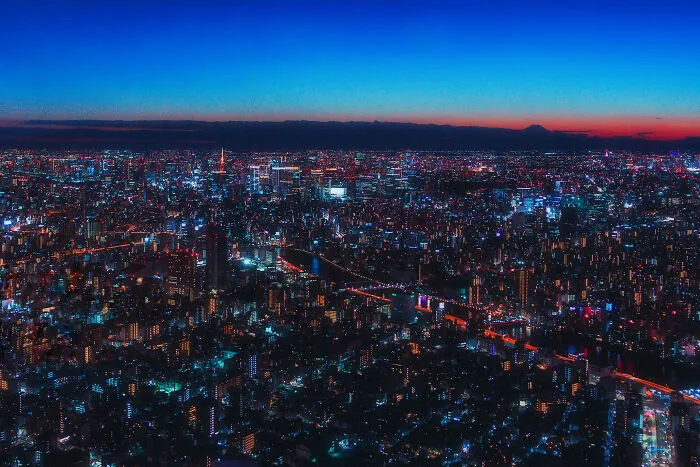 Exploré los callejones nocturnos de Tokio bajo las luces de neón y estas son 30 de las imágenes que tomé