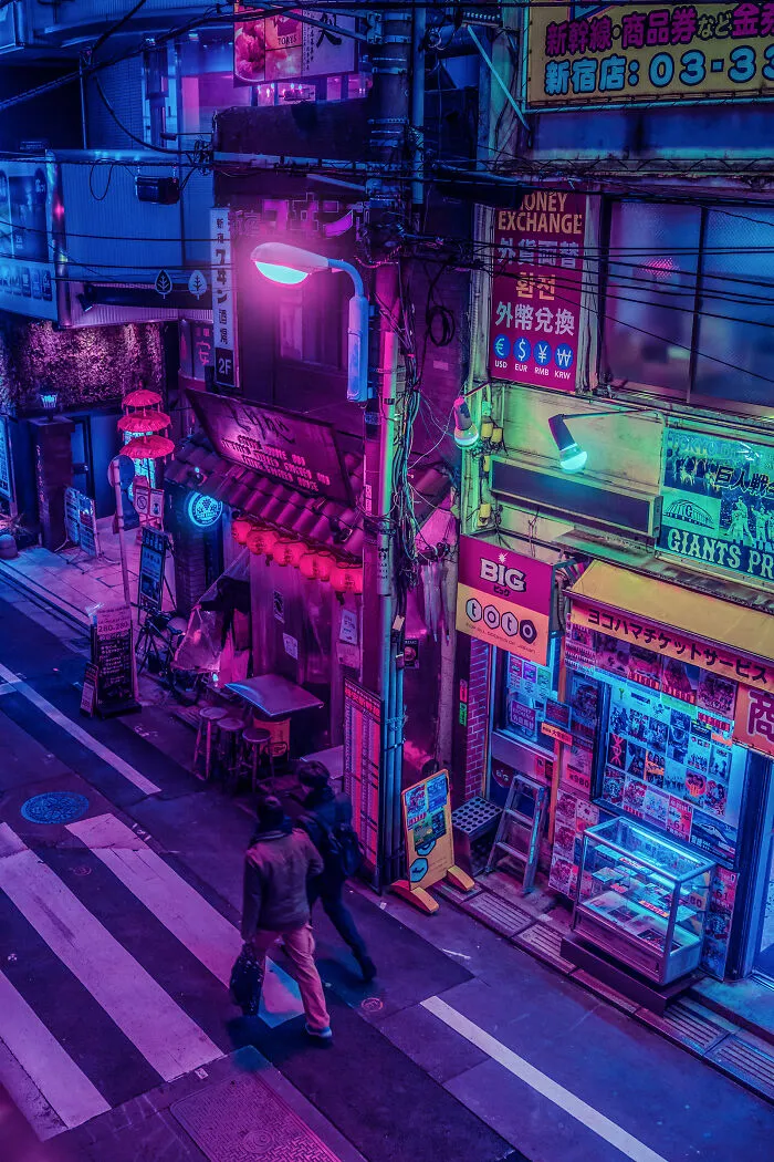 Exploré los callejones nocturnos de Tokio bajo las luces de neón y estas son 30 de las imágenes que tomé
