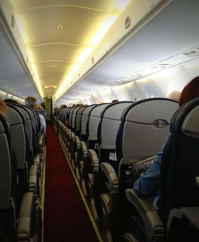 Cambiar de asiento con alguien que está siendo acosado