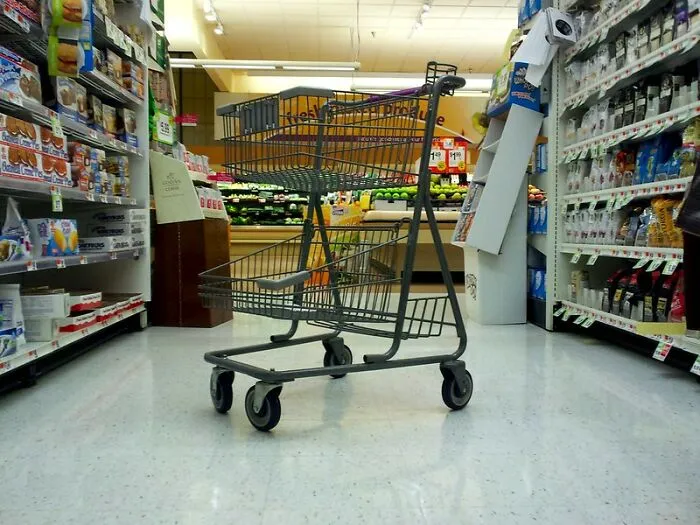Personas que no devuelven sus carritos de la compra