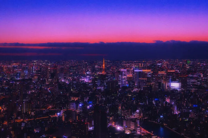 Exploré los callejones nocturnos de Tokio bajo las luces de neón y estas son 30 de las imágenes que tomé