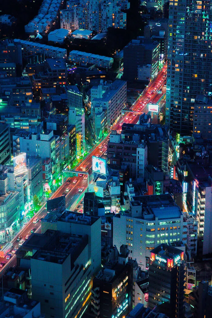 Exploré los callejones nocturnos de Tokio bajo las luces de neón y estas son 30 de las imágenes que tomé