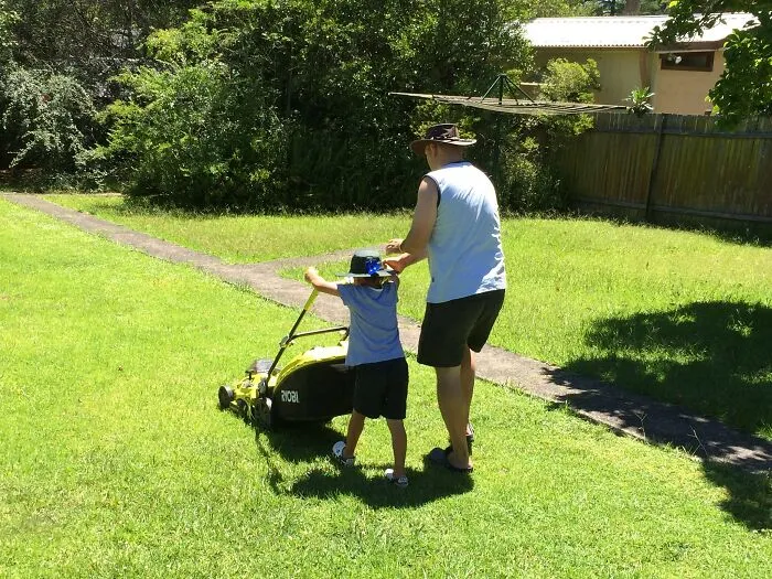 Cortar el césped y otros trabajos de jardinería