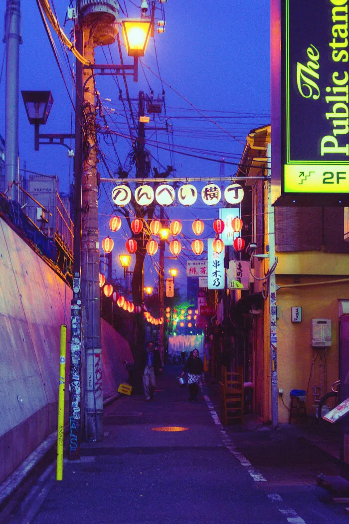 Exploré los callejones nocturnos de Tokio bajo las luces de neón y estas son 30 de las imágenes que tomé