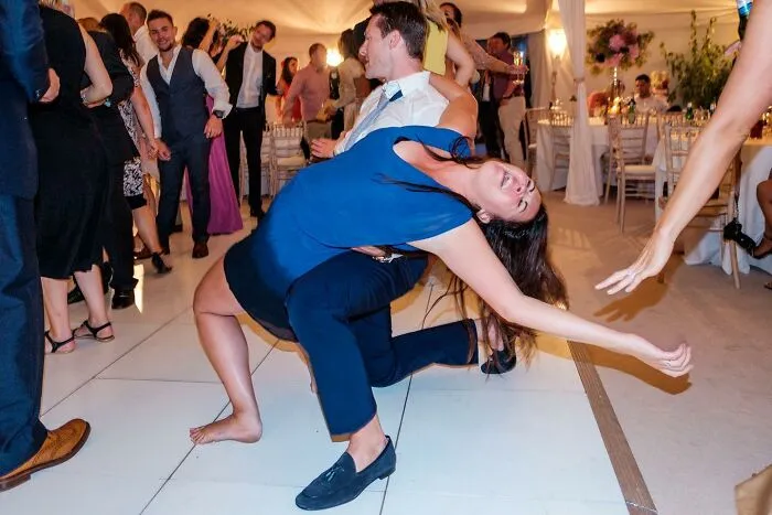 30 Honest Wedding Photos By Ian Weldon That Are As Funny As They Are Chaotic (New Pics)