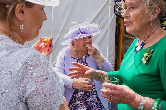 30 Fotografías de bodas tomadas por Ian Weldon que son divertidas y también muy caóticas (Nuevas fotos)