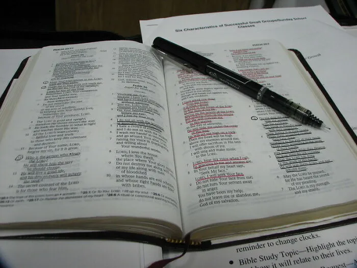 Leer la Biblia casi constantemente