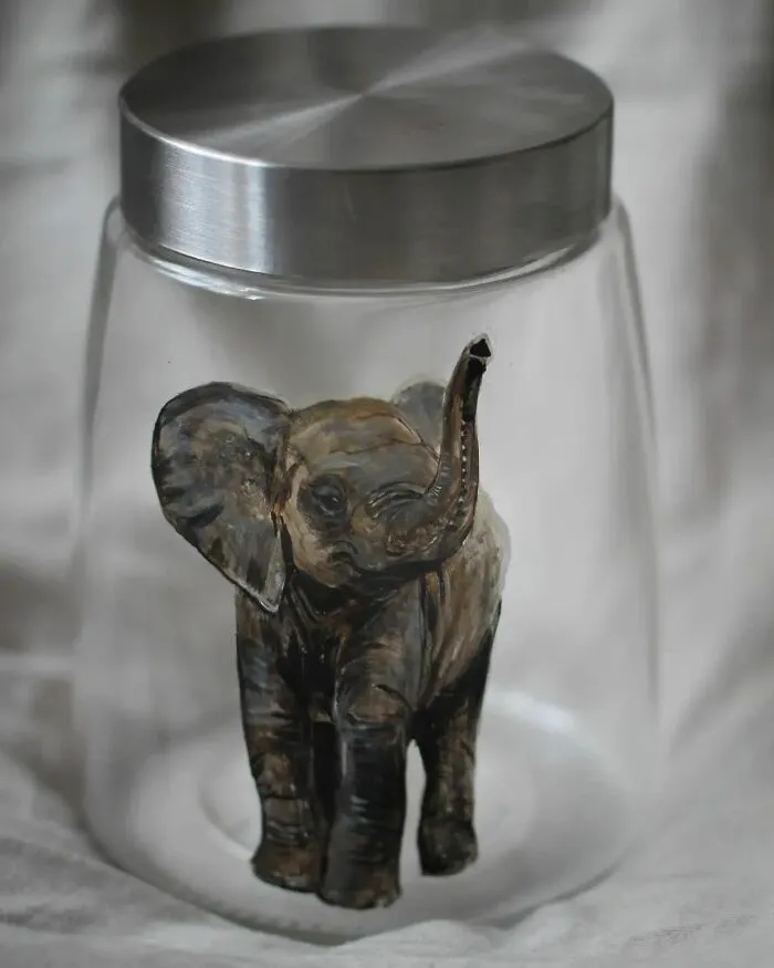 For My Son's Amusement, I Started Painting Him Realistic Animals And Discovered That Glass Was A Perfect Surface For That (21 Pics)