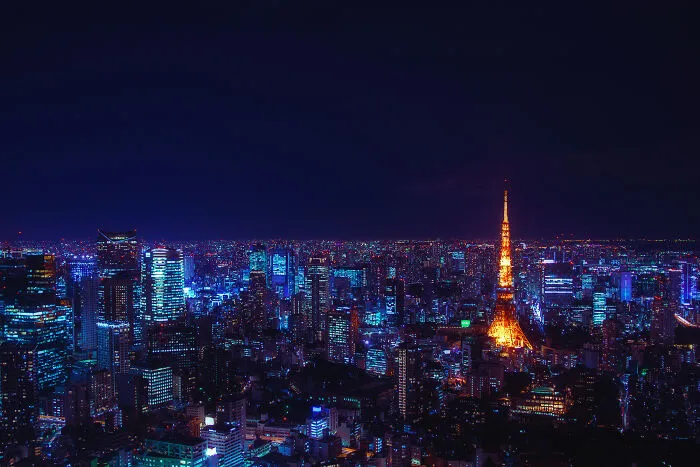 Exploré los callejones nocturnos de Tokio bajo las luces de neón y estas son 30 de las imágenes que tomé