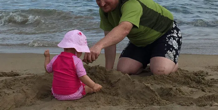 Los papás que les enseñan a otros papás a peinar a sus hijas