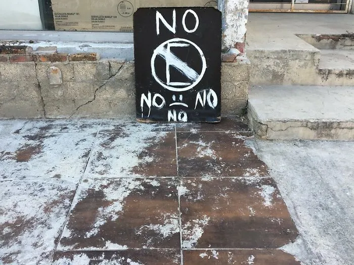 Actuar como un niño después de que alguien te diga que no