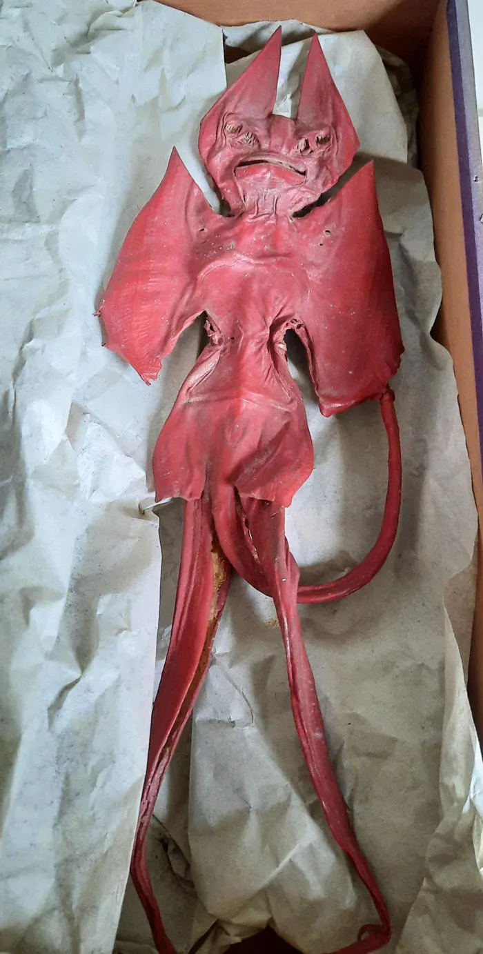 ¿Qué es esta figura del diablo de cuero rojo, encontrada en una caja de madera en un ático?