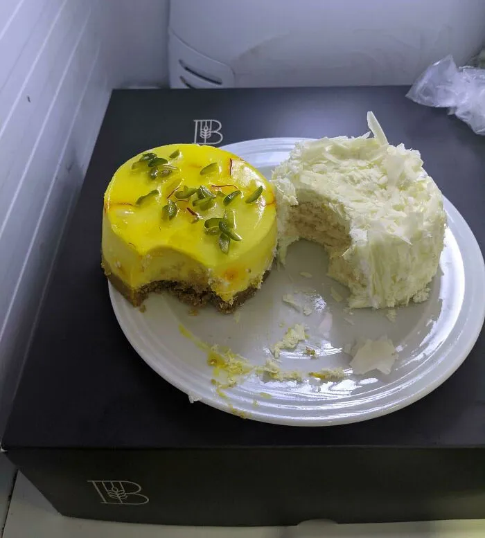 Una compañera anuncia que se ha quedado embarazada, le compré pastelitos para celebrarlo y cuando va a empezar la fiesta y voy por ellos al frigorífico de la oficina...