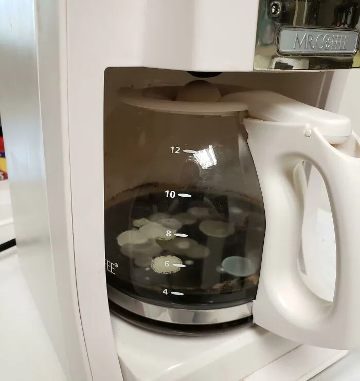 Cafetera en la oficina de mi compañero. Ya me pregunto cómo es por dentro