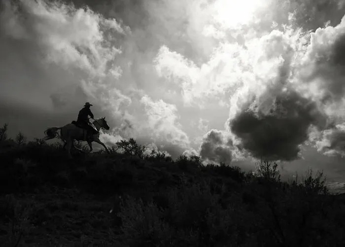 La ganadora del cuarto lugar, Landry Major (Estados Unidos), con su imagen Corriendo con la tormenta de la serie "Guardianes del Oeste"