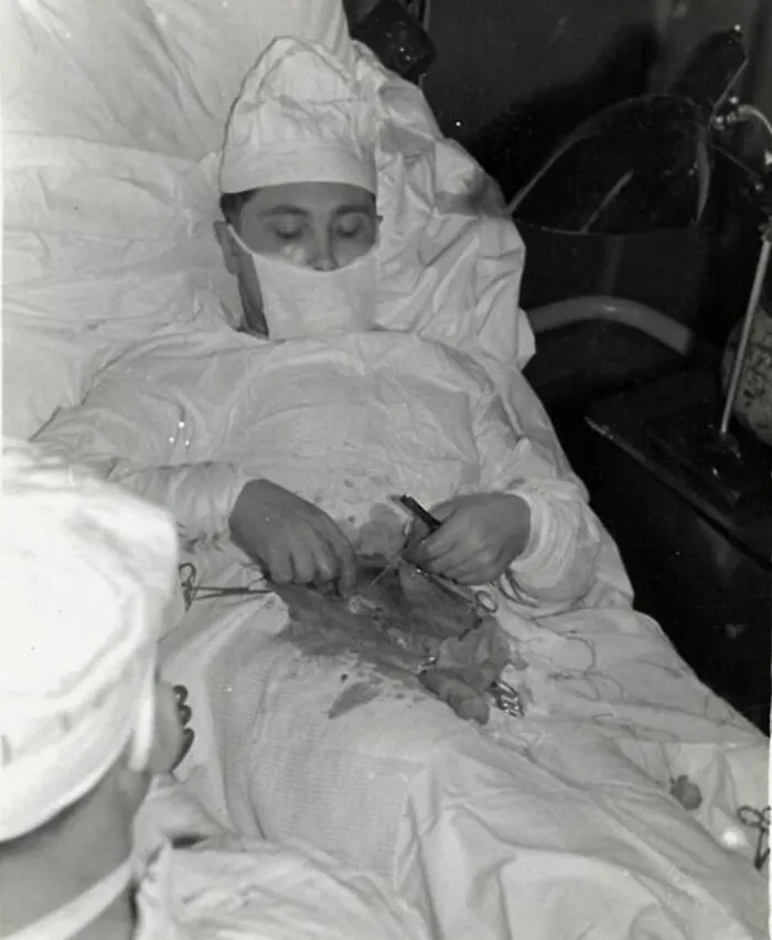 Leonid Rogozov, médico soviético de 27 años, se opera a sí mismo para extirpar un apéndice infectado durante una expedición a la Antártida en 1961, en la que era el único médico del equipo