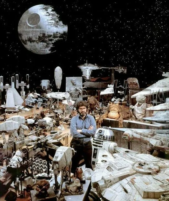 George Lucas rodeado de atrezzo de Star Wars