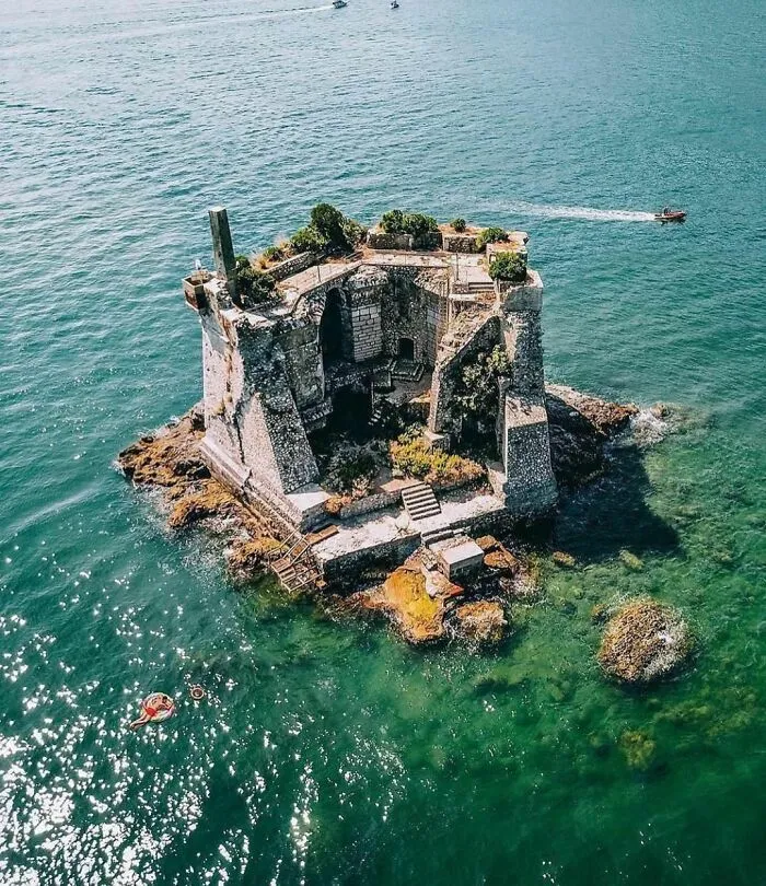 40 Homes That Feel Too Dreamy To Be Real, As Shared On The ‘Somewhere I Would Like To Live’ Instagram Account