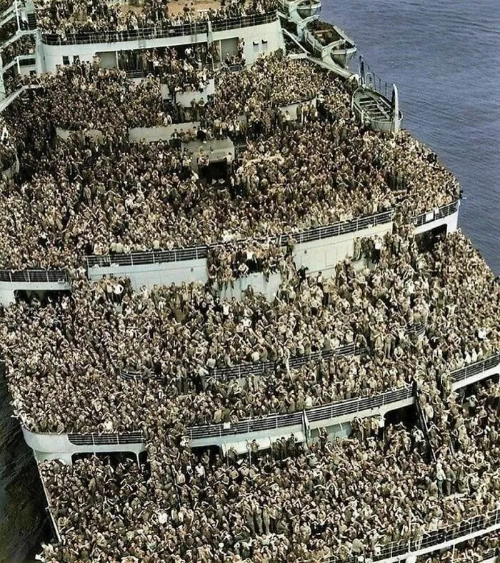 El RMS Queen Elizabeth devuelve 15.000 soldados a Nueva York al final de la Segunda Guerra Mundial en 1945. El barco no estaba abarrotado, los soldados simplemente corrían a la cubierta a medida que llegaban