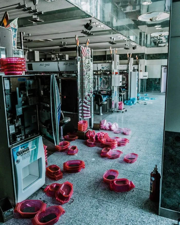 The Lost World: I Took Pictures Of The Magically Desolate Places Of Japan (22 Pics)